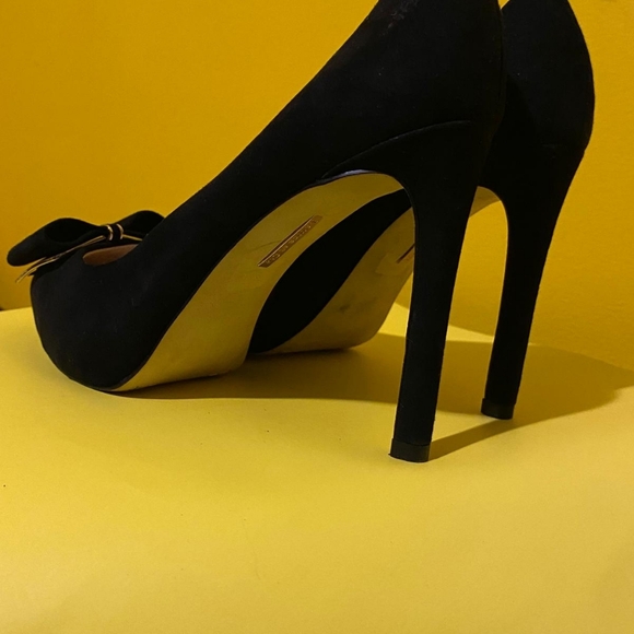 LOUISE et CIE Black Leather Suede Heels Gold Trim Bow Pointed Toe Pump Size: 8B - Picture 8 of 8